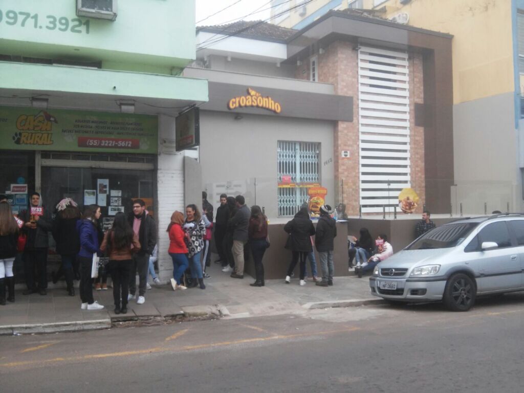 Franquia de lanches reinaugura com promoção e fila em Santa Maria
