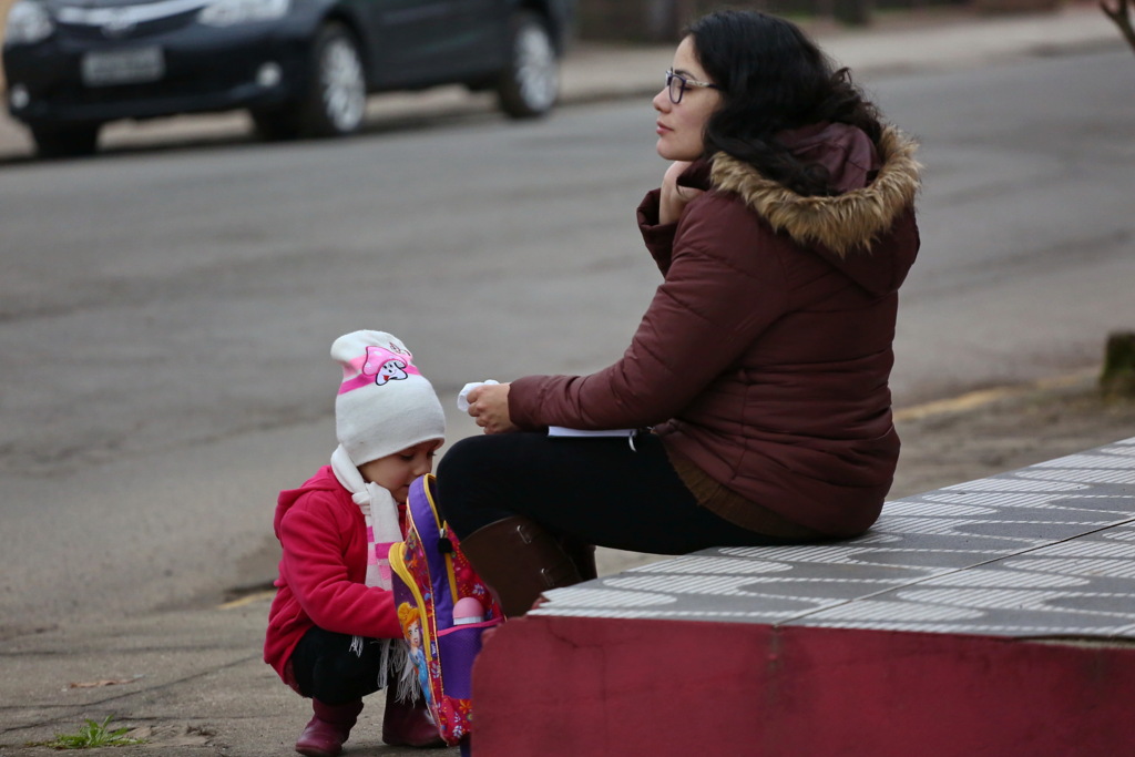 Foto: Charles Guerra (Diário) - Lisiana Rolim não descuida dos agasalhos da filha Sophia, 4 anos, que tem asma e bronquite