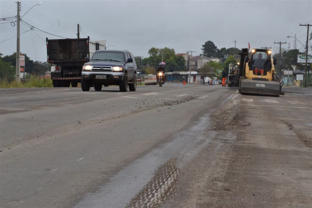Foto: Deni Zolin (Diário) - Recuperação da BR-287, entre Santa Maria e São Vicente do Sul