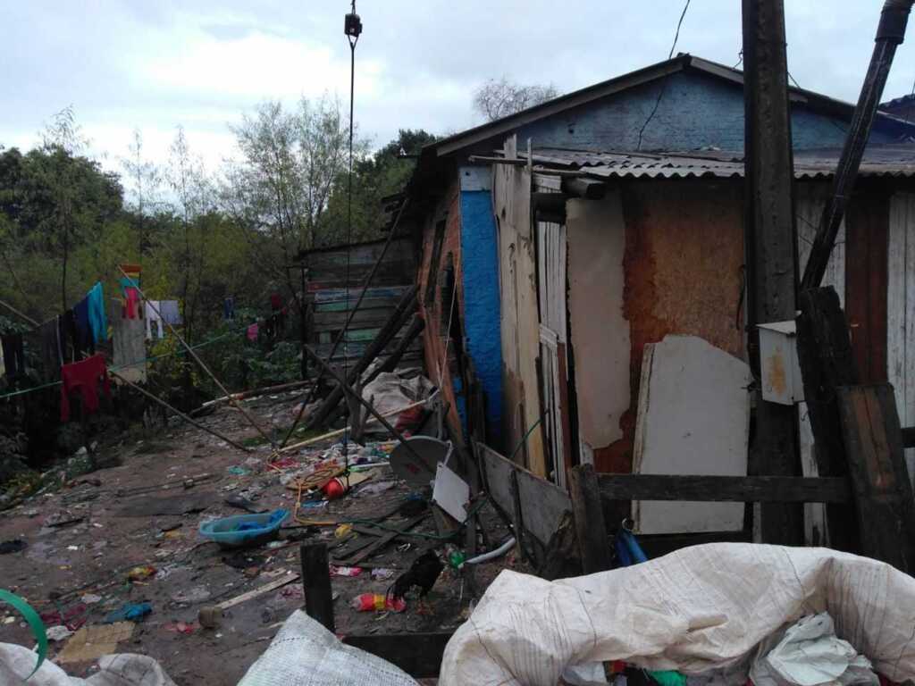 Família pede ajuda após ter casa danificada pela chuva em Santa Maria