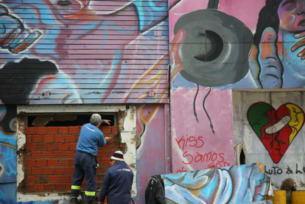 Nos 65 meses da tragédia, abertura na fachada da Kiss é fechada com tijolos