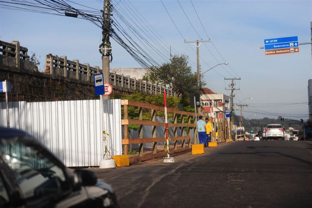 Foto: Renan Mattos (Diário) - Construtora contratada pelo Instituto Metodista começou a remoção na manhã desta terça-feira