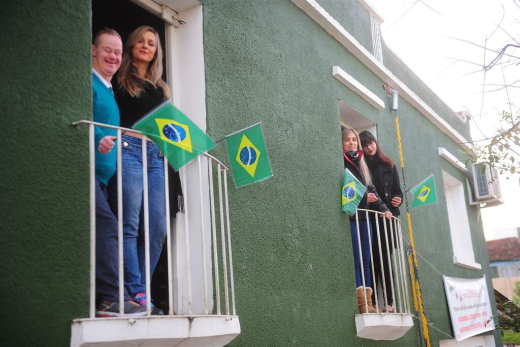 Foto: Renan Mattos (Diário) - Sílvio (a partir da esq.), a irmã Rosani e as filhas dela, Jéssica e Danielli, mostraram a casa pintada de verde em reportagem de 2002, quando  o Brasil foi Penta. Hoje, aniversário do jornal, eles sequem torcendo, assim como outros personagens das coberturas das Copas de 2006, 2010 e 2014