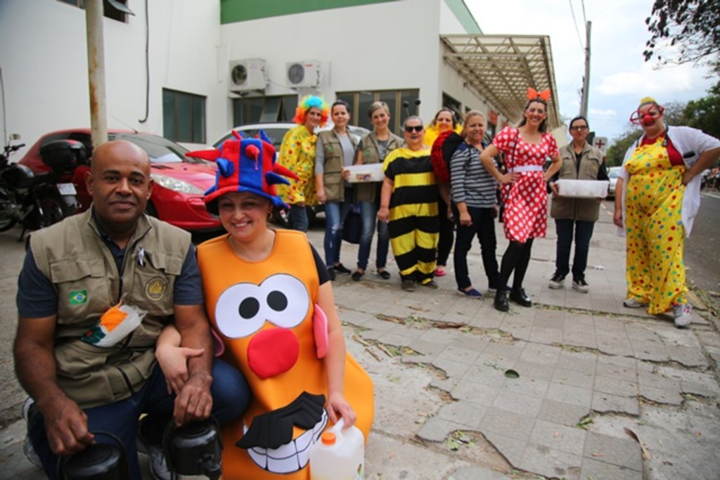 Fotos: Gabriel Haesbaert (Diário) - Laura e o marido, Sandro (à frente), são companheiros na condução dos voluntários