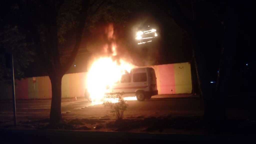 Van da Guarda Municipal fica totalmente destruída após incêndio