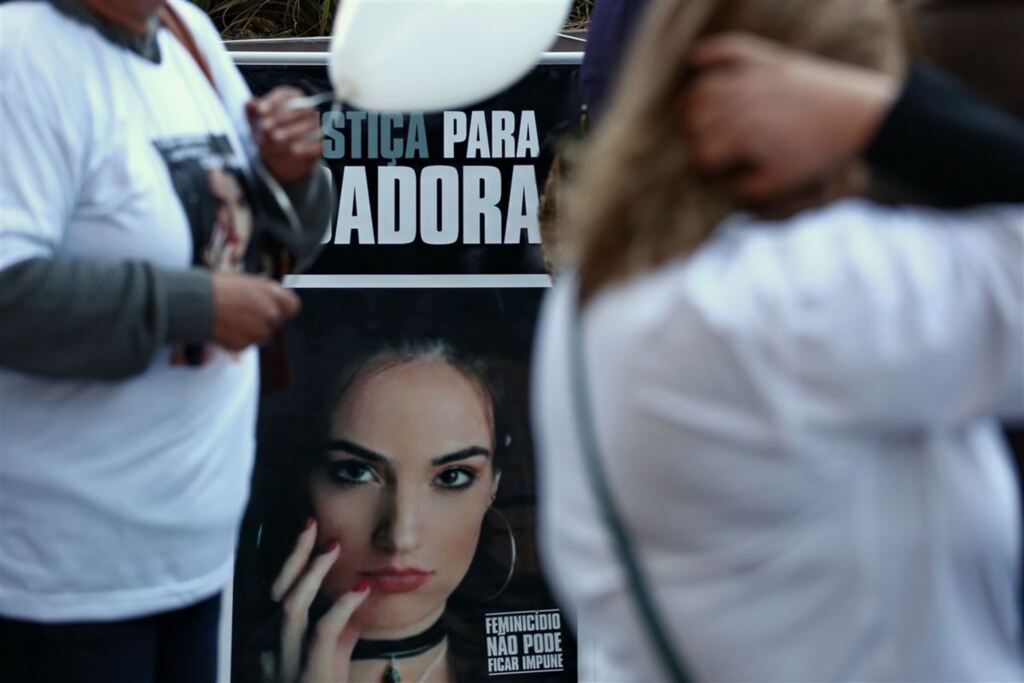 Família e amigos de santa-mariense morta em Santa Catarina fazem homenagem e pedem justiça