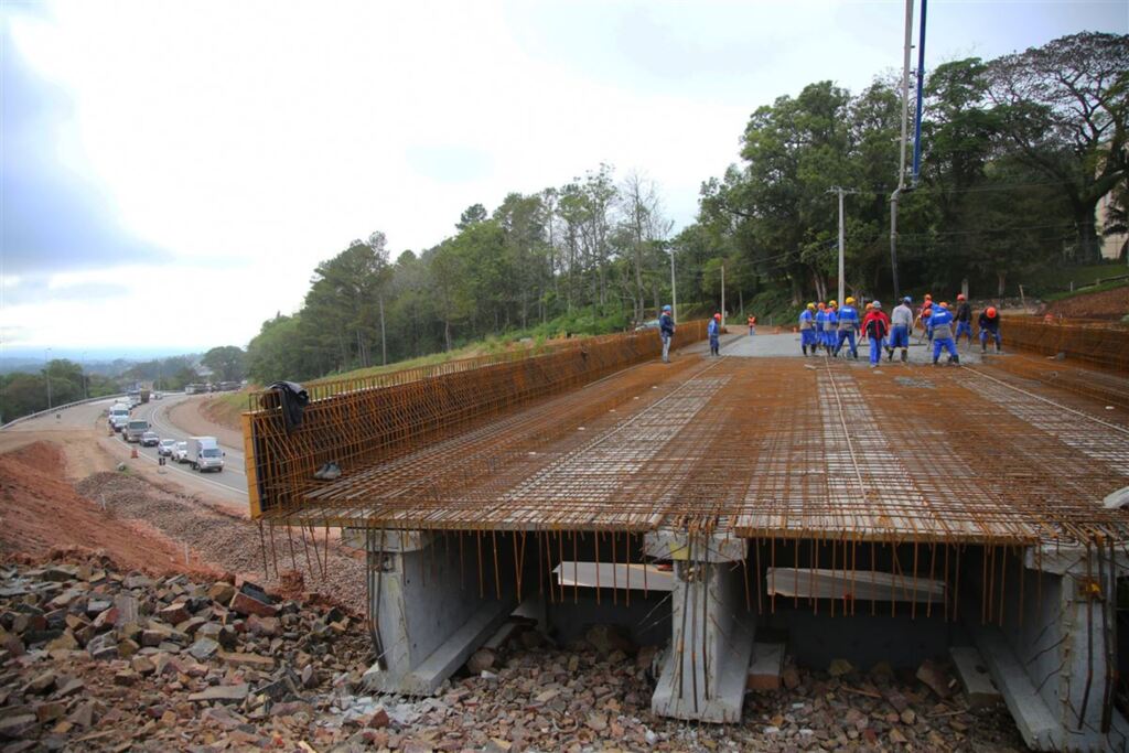 Foto: Gabriel Haesbaert (Diário) - Nesse trecho da rodovia, instalação da estrutura do viaduto exigiu interrupções alternadas no trânsito, que foi normalizado