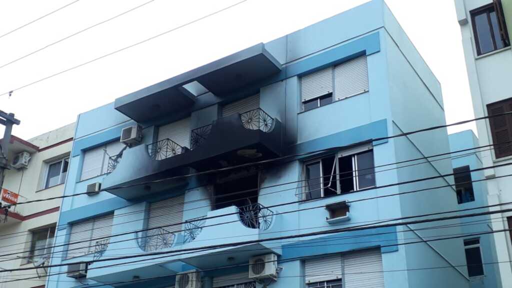 Apartamento pega fogo no Centro de Santa Maria