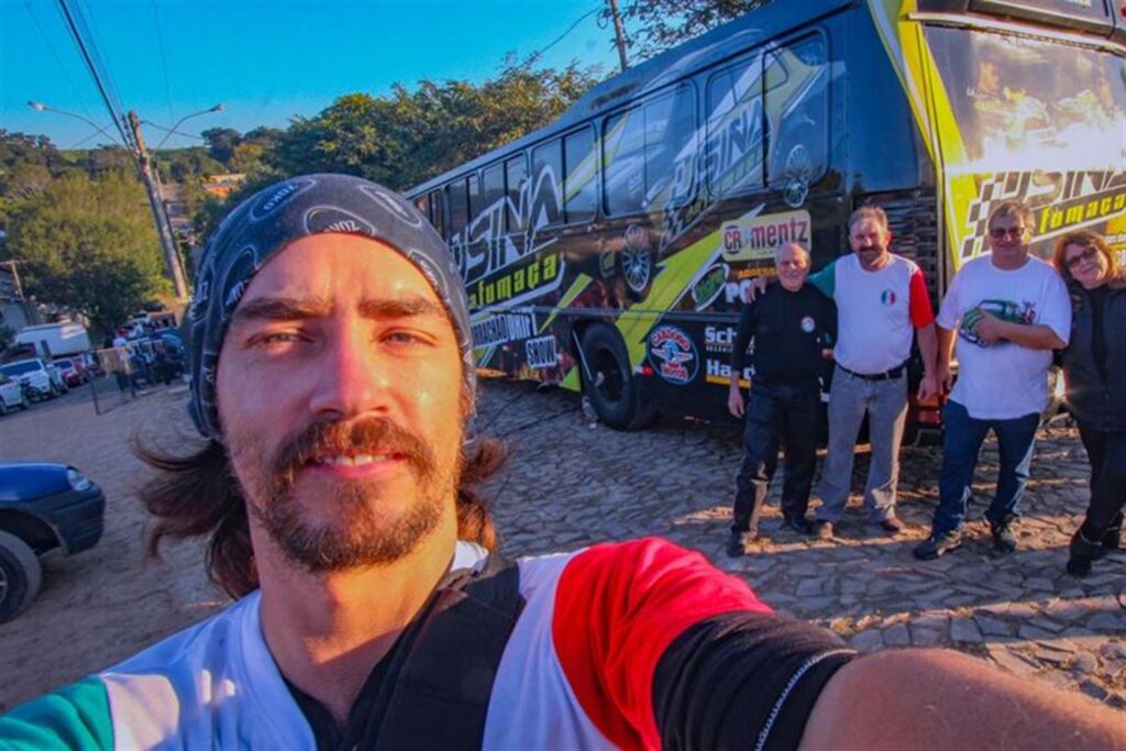 Aventureiro que viaja de vespa há oito meses passa por Santa Maria