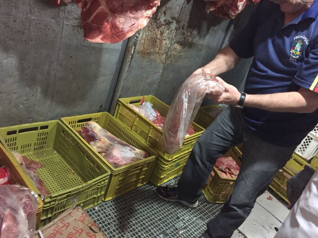 título imagem Uma tonelada de alimentos impróprios para consumo é apreendida em Santa Maria