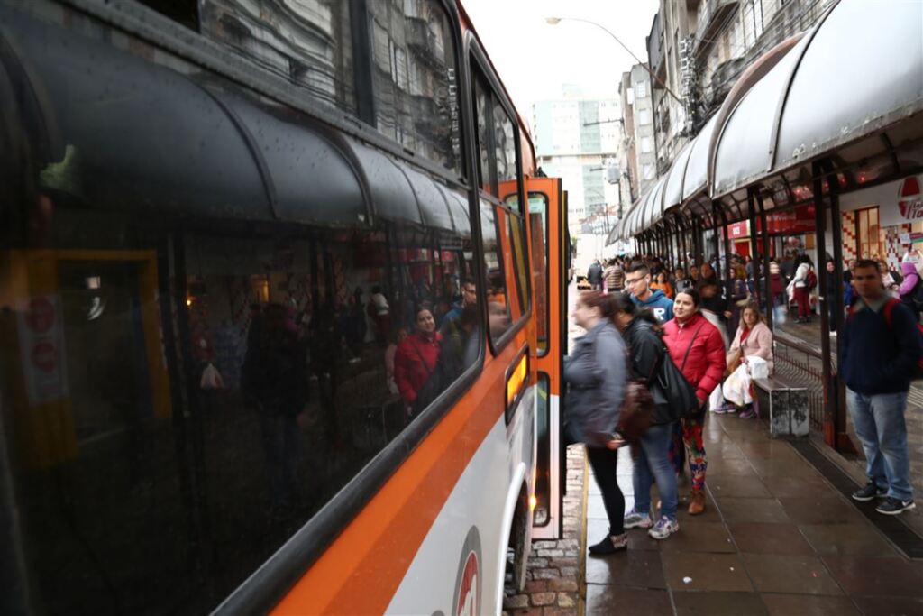 Transporte coletivo funciona em horário reduzido no feriado de quinta-feira