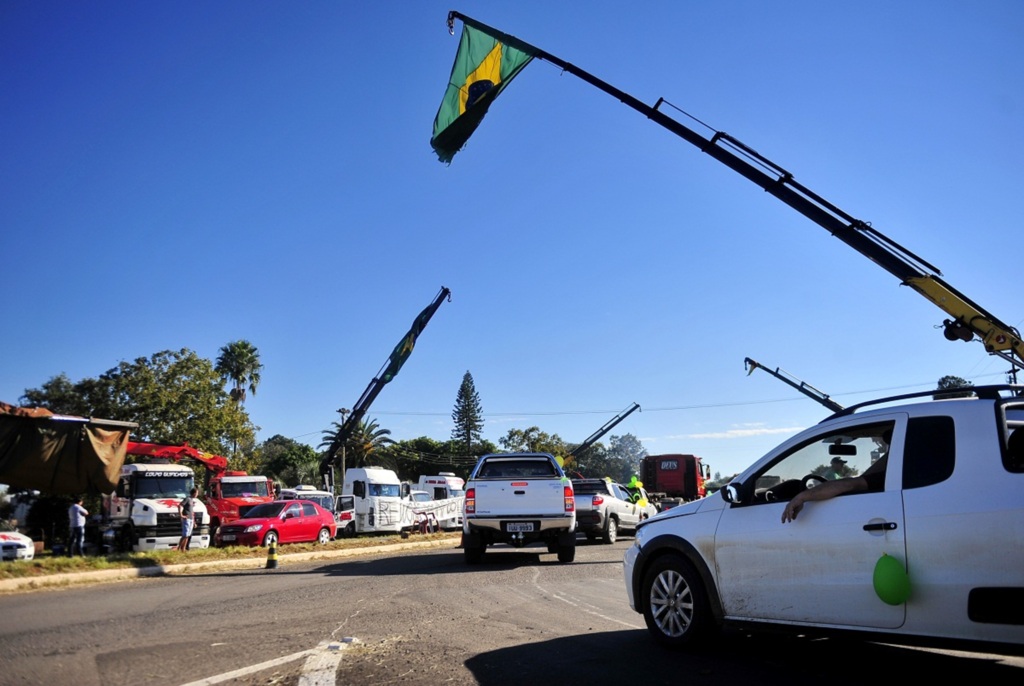 Passagem de caminhoneiros segue bloqueada em pelo menos 5 rodovias da Região Central