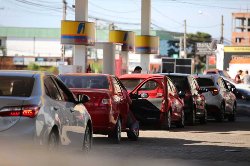 Filas se formam em três postos de combustíveis de Santa Maria hoje