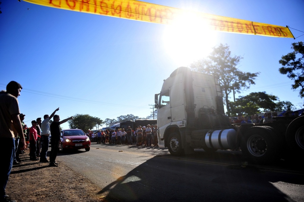 Manifestantes bloqueiam agem de caminhoneiros em 11 pontos da Região Central