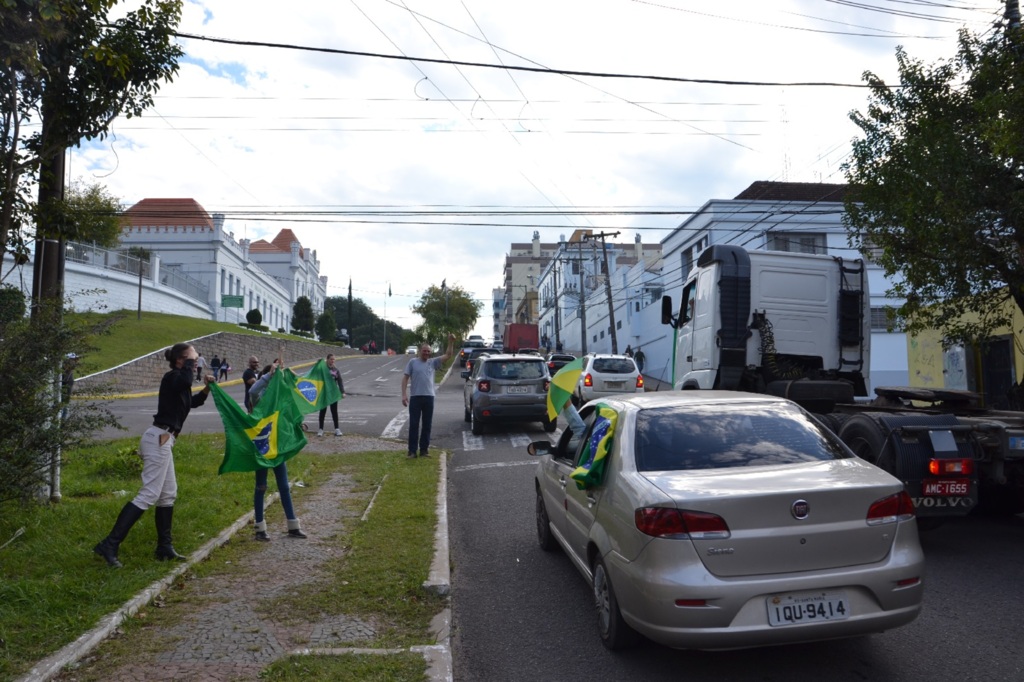 Carreata em apoio aos caminhoneiros pediu intervenção militar