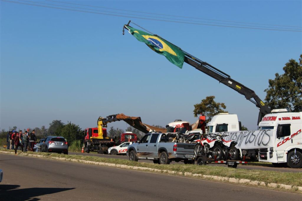 Na RSC-287, motoristas de vans e guinchos fazem protesto em apoio aos caminhoneiros