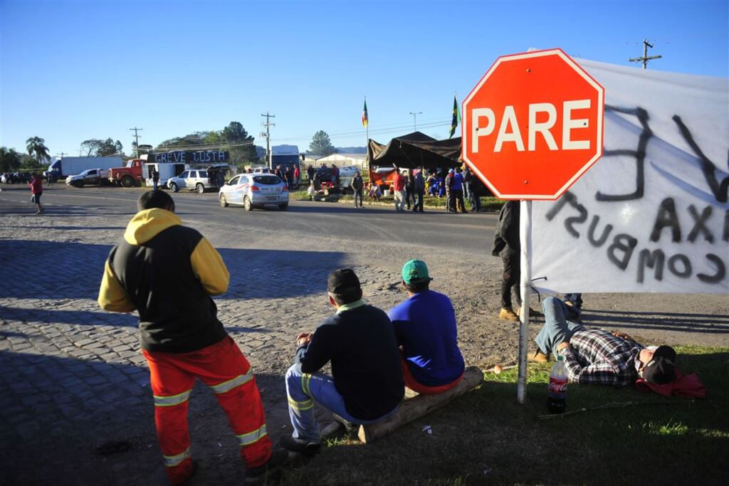 Governo e caminhoneiros não fazem acordo e greve continua