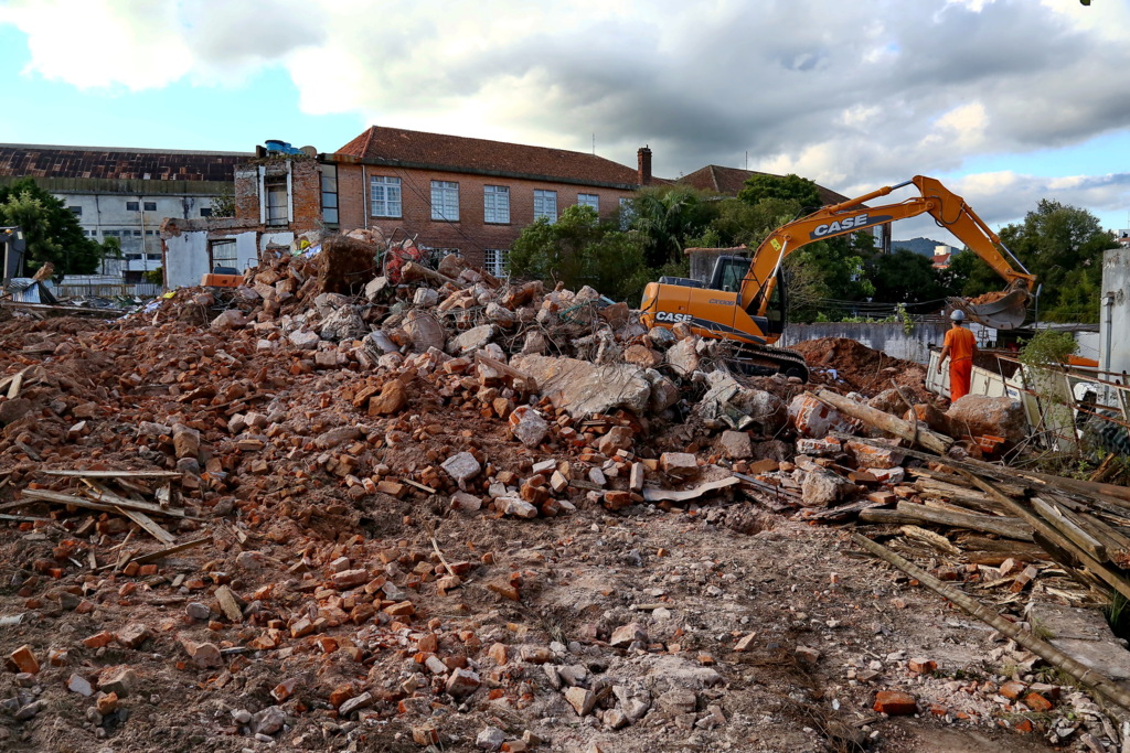 Retirada dos escombros das ruínas do Centenário deve ser finalizada até sexta