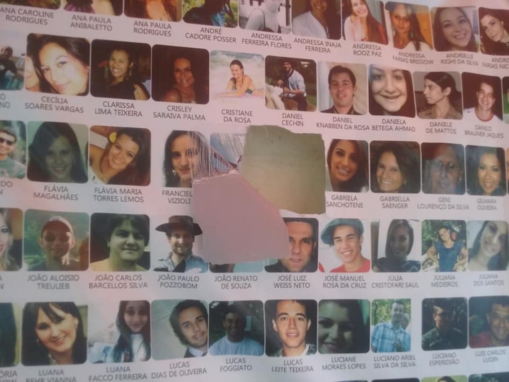 Foto: Flávio Silva (AVTSM) - Banner das vítimas da tragédia da Boate Kiss