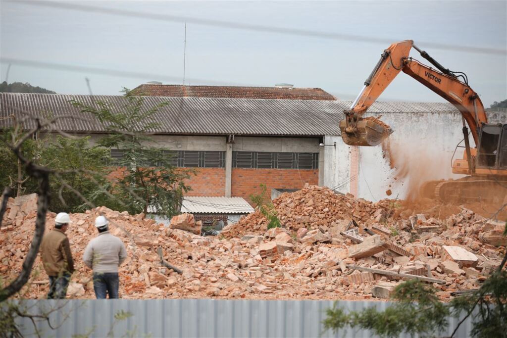 Ex-alunos propõem reconstrução da fachada do Centenário