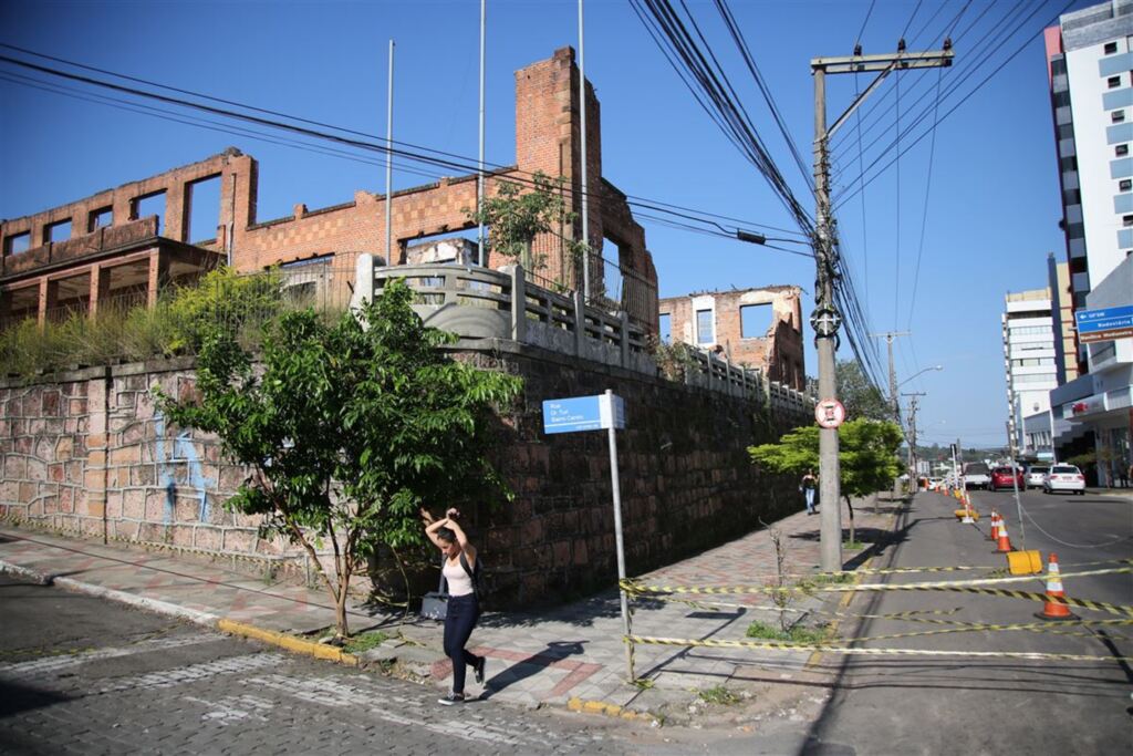 Liberado o trânsito de veículos na Rua Doutor Turi, no Centro