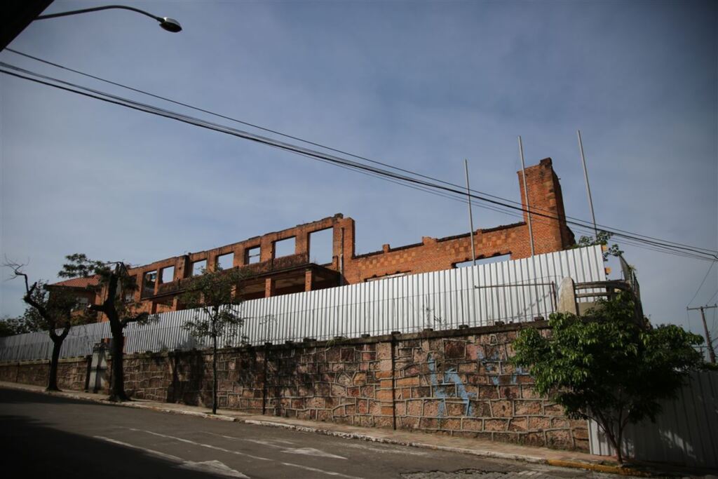Foto: Gabriel Haesbaert (Diário) - Colocados os tapumes de proteção no entorno da escola Centenário