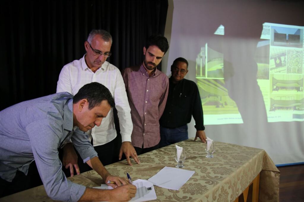 Pais de vítimas da Kiss pedem mais saídas de emergência em projeto do memorial