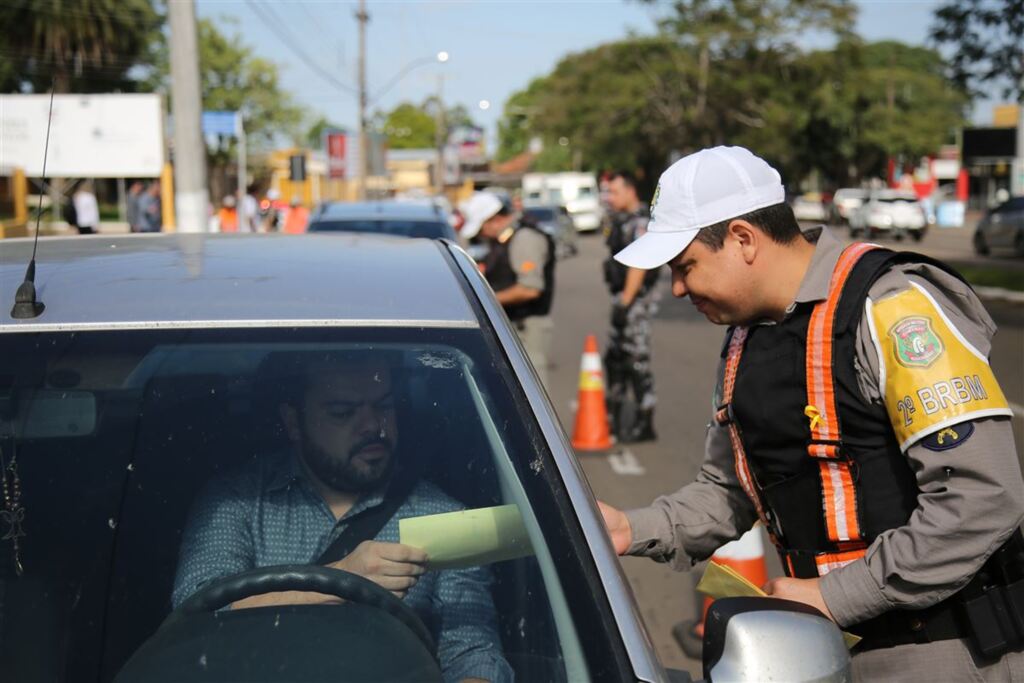 Foto: Gabriel Haesbaert (Diário) - Órgãos de trânsito fizeram blitz educativa na manhã desta segunda-feira na Avenida Medianeira
