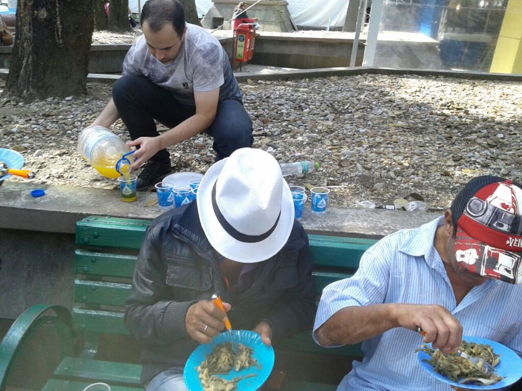 Café e almoço solidário reúnem cerca de 80 pessoas em situação de rua