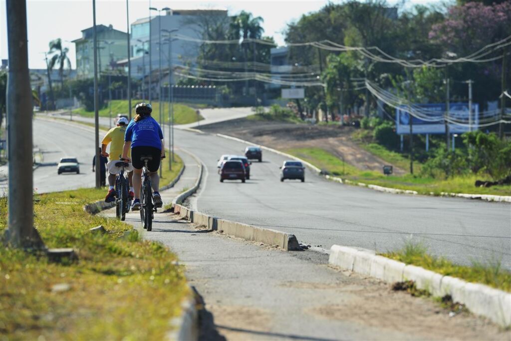 Semana começa com calor e sol entre nuvens