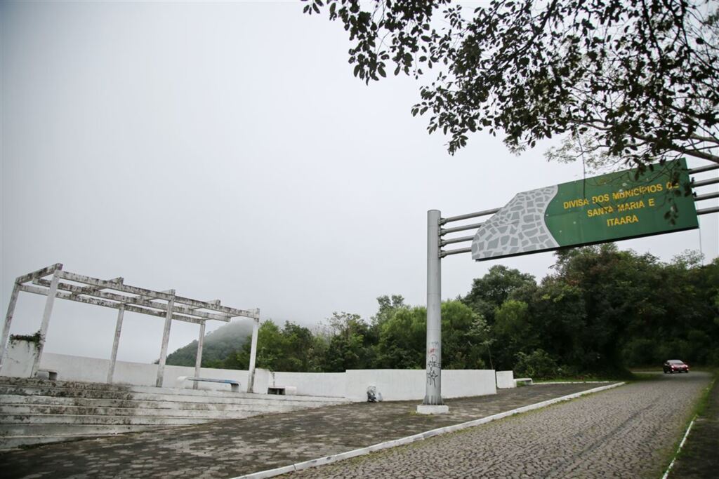 Estrada do Perau recebe melhorias, mas ainda há pichações e lixo no local