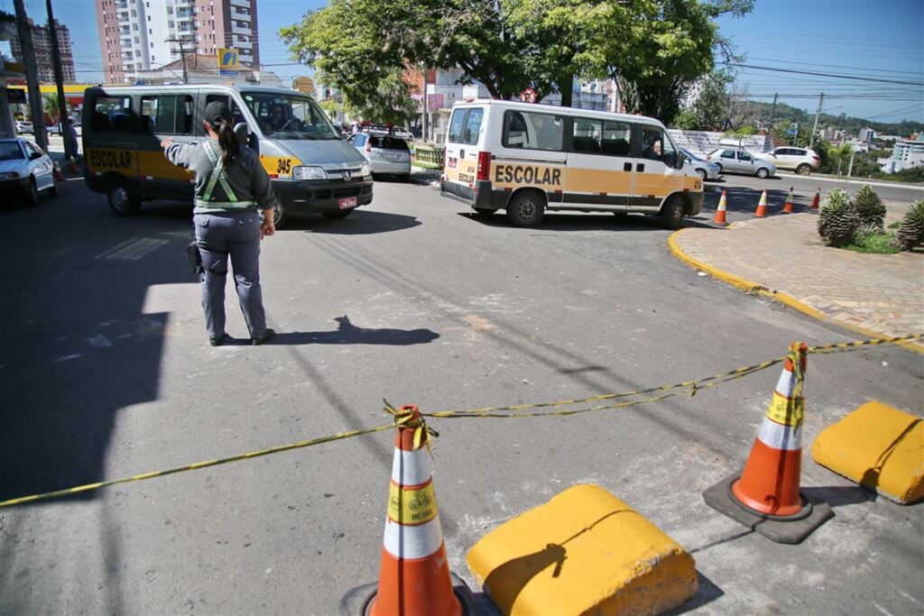 Sinaleira na Rua do Acampamento fica mais tempo liberada para veículos