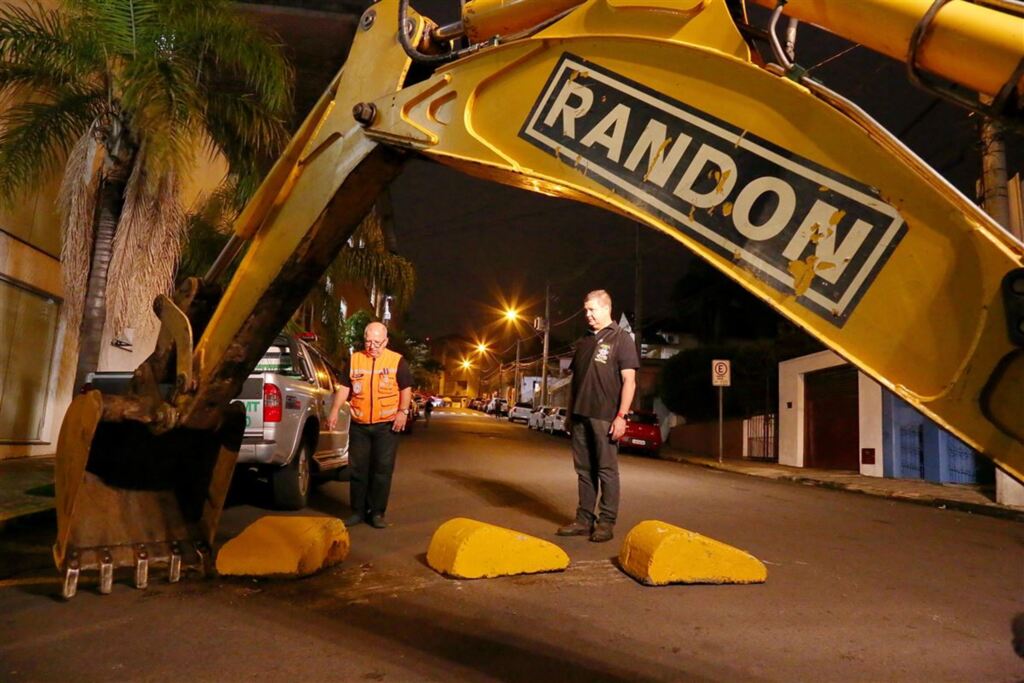 Trânsito está bloqueado por tempo indeterminado na Dr. Turi e parte da Acampamento