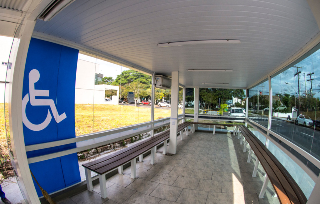Em Santa Cruz do Sul, paradão de ônibus tem ar-condicionado, bebedouro e internet