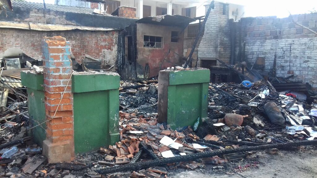 Incêndio destrói casa de professor em Santa Maria