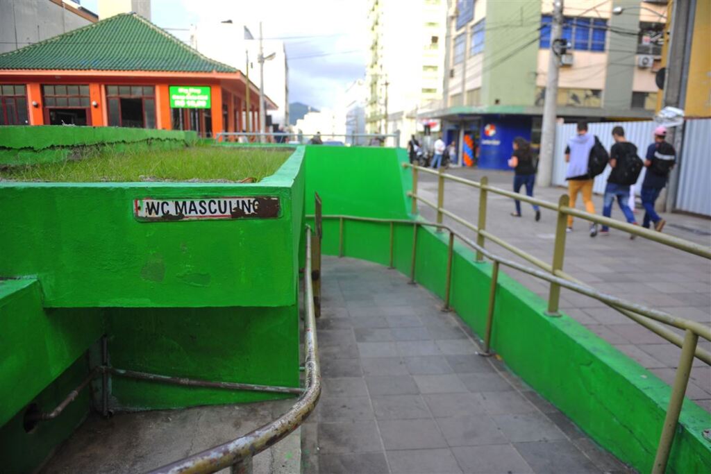 Foto: Gabriel Haesbaert (Diário) - Embora apresente boas condições de limpeza e água nas torneiras e descargas, local peca na disponibilidade