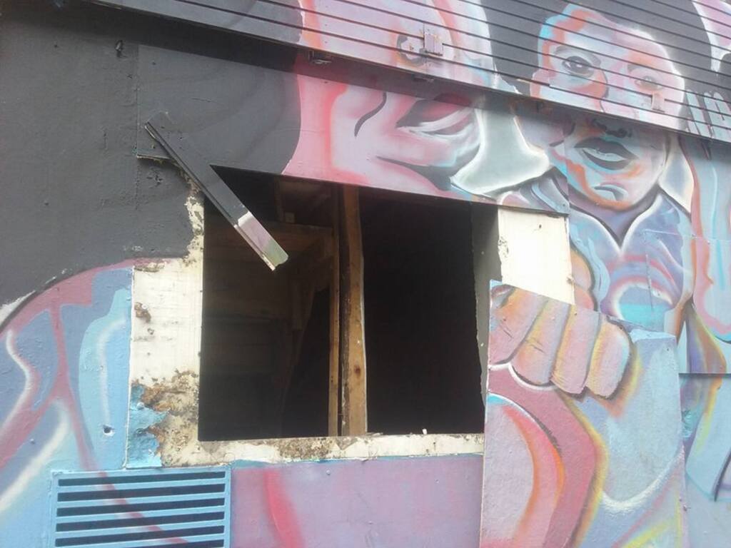 Depois de santa depredada, tapume é arrancado da fachada da Kiss