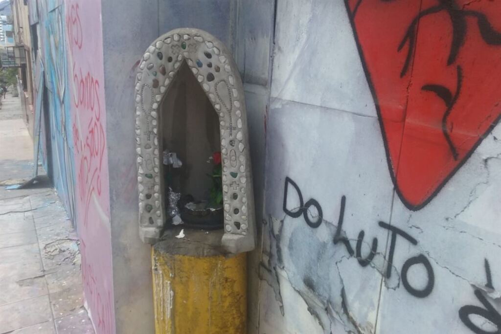 Imagem de Nossa Senhora Aparecida em frente à Kiss é depredada
