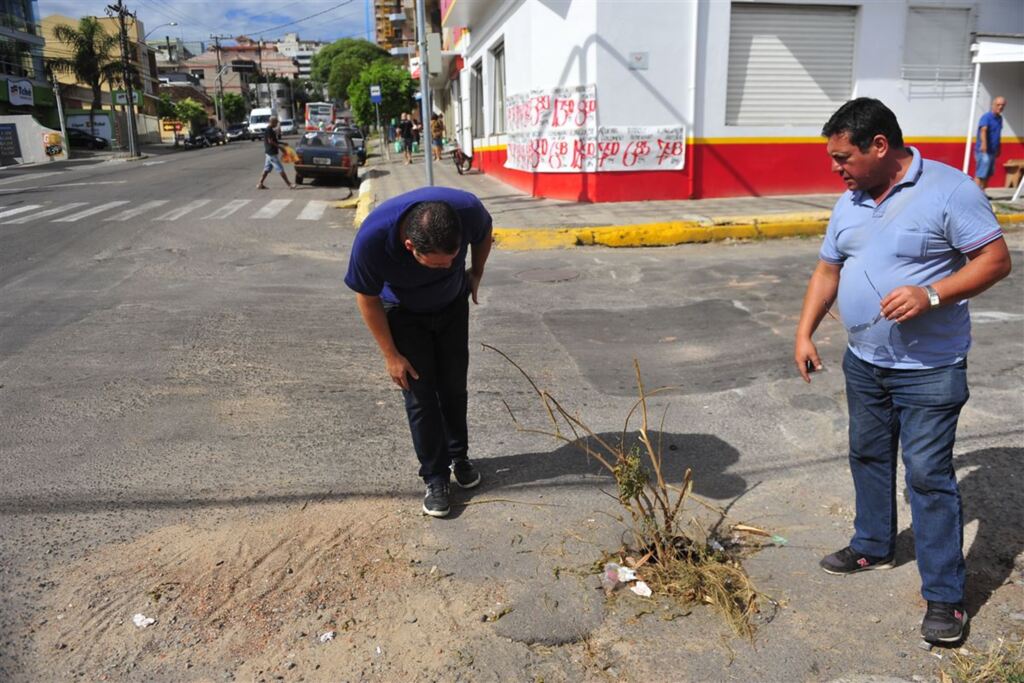 Buraqueira provoca governantes a agir e prejudica motoristas e pedestres