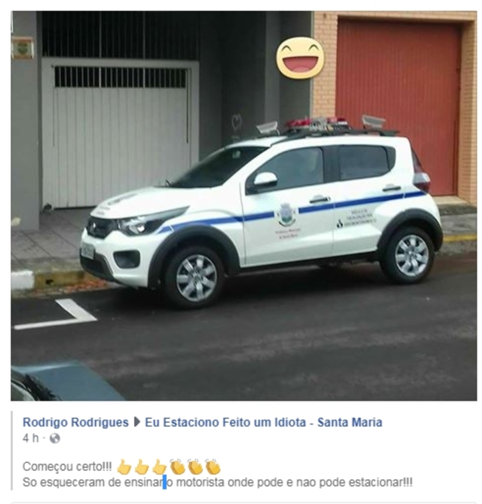 Foto: Facebook, Reprodução - No Facebook, internauta publicou foto de veículo da prefeitura e Rek Parking parado em frente à garagem de um edifício e questionou se não deveria ser multado