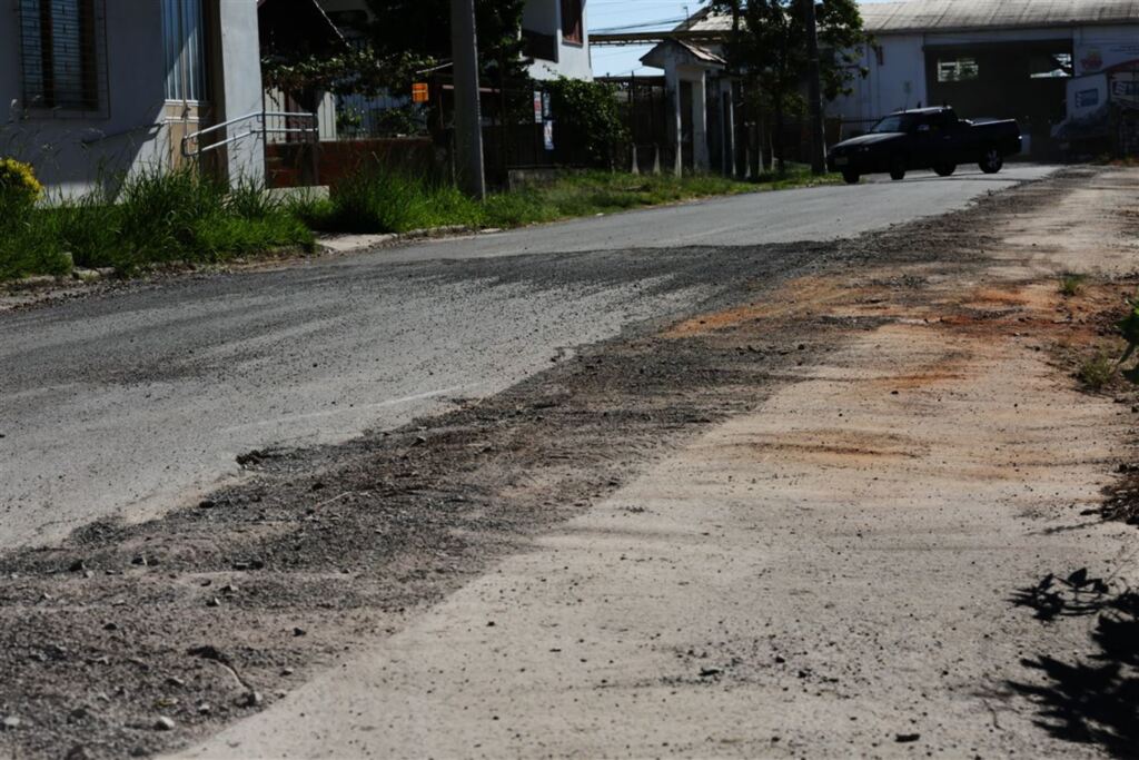 Corsan promete tapar buracos da obra de esgoto até outubro