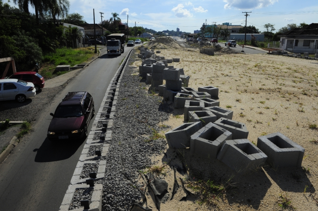 Foto: Charles Guerra - Devido à falta de pagamento do Estado, obra está parada desde 4 de outubro de 2017, com os aterros do viaduto inacabados