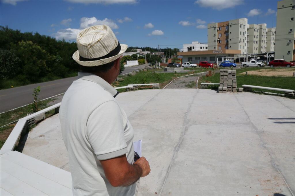 Foto: Lucas Amorelli (Diário) - João Martins é um dos moradores que estão construindo o espaço de lazer na Vila Medianeira