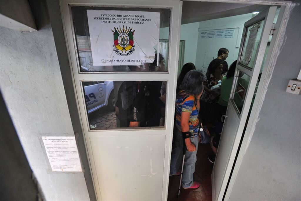 Foto: Gabriel Haesbaert (Arquivo Diário) - Serviço é feito em uma sala improvisada junto ao Instituto Médico Legal (IML), na Rua Floriano Peixoto
