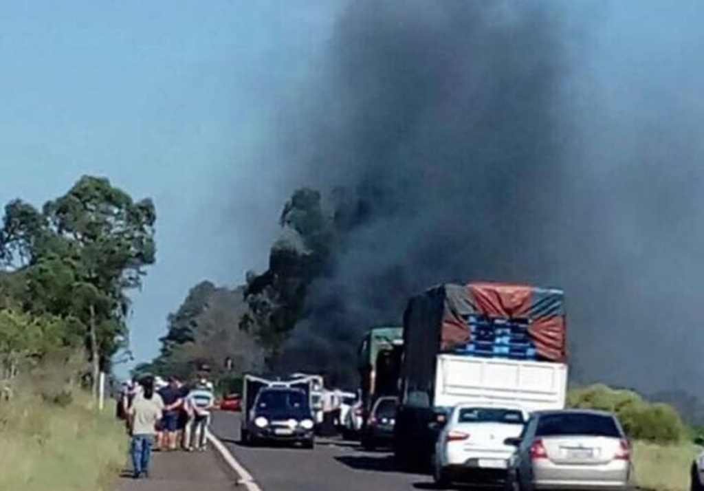 Ambulância pega fogo na BR-287