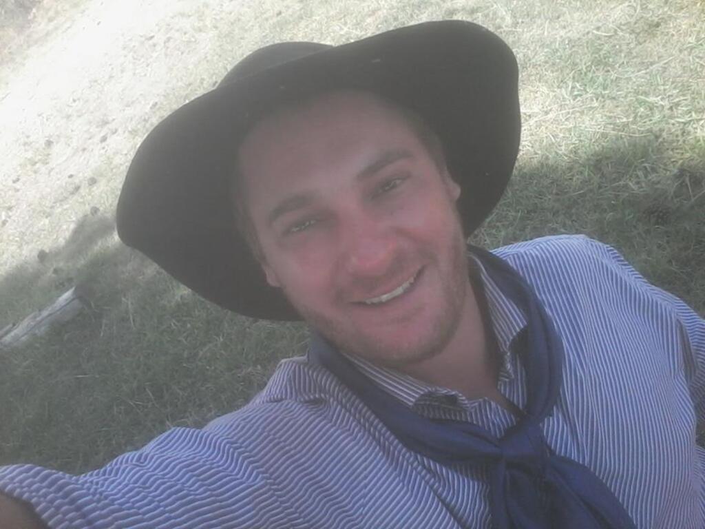 Amigos de jovem que morreu por descarga elétrica fazem homenagem em boate