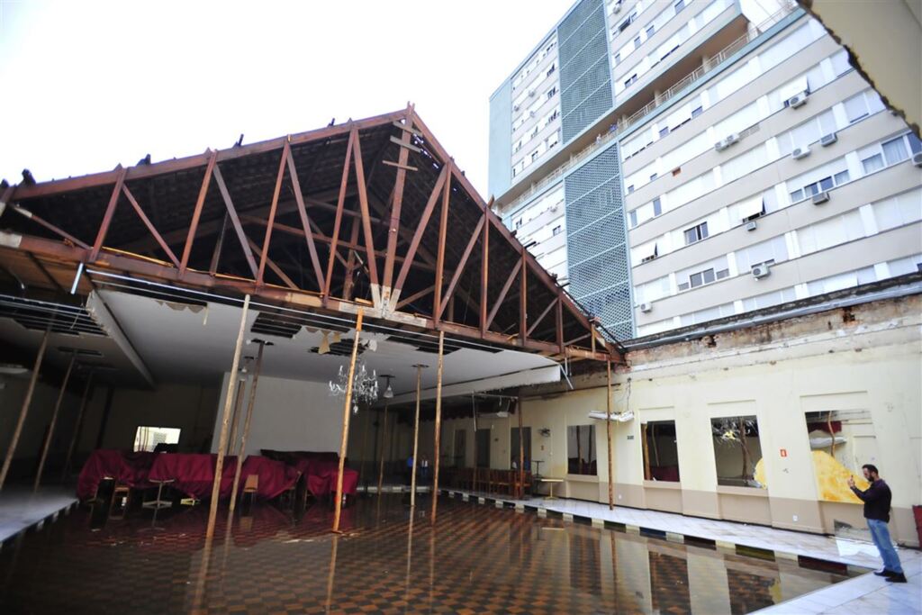 Laudo técnico revela motivo da queda de telhado do Clube Caixeiral