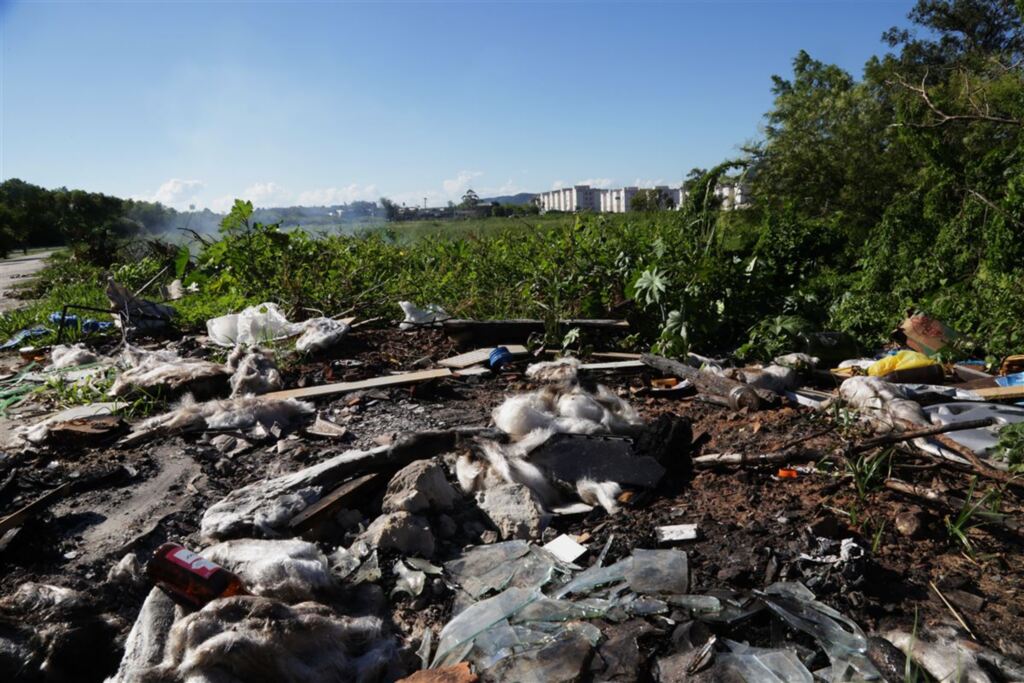 Foto: Lucas Amorelli (Diário) - Na Região Noroeste, também existe um ponto de descarte irregular, que fica às margens da Avenida Dom Ivo Lorscheiter