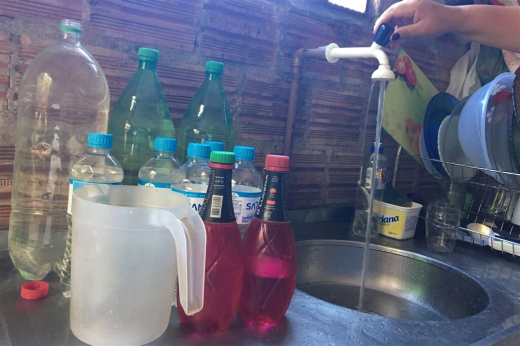 Foto: Camila Gonçalves (Diário) - Na torneira de Iracema do Prado, vasilhas denunciam medo de uma nova falta d