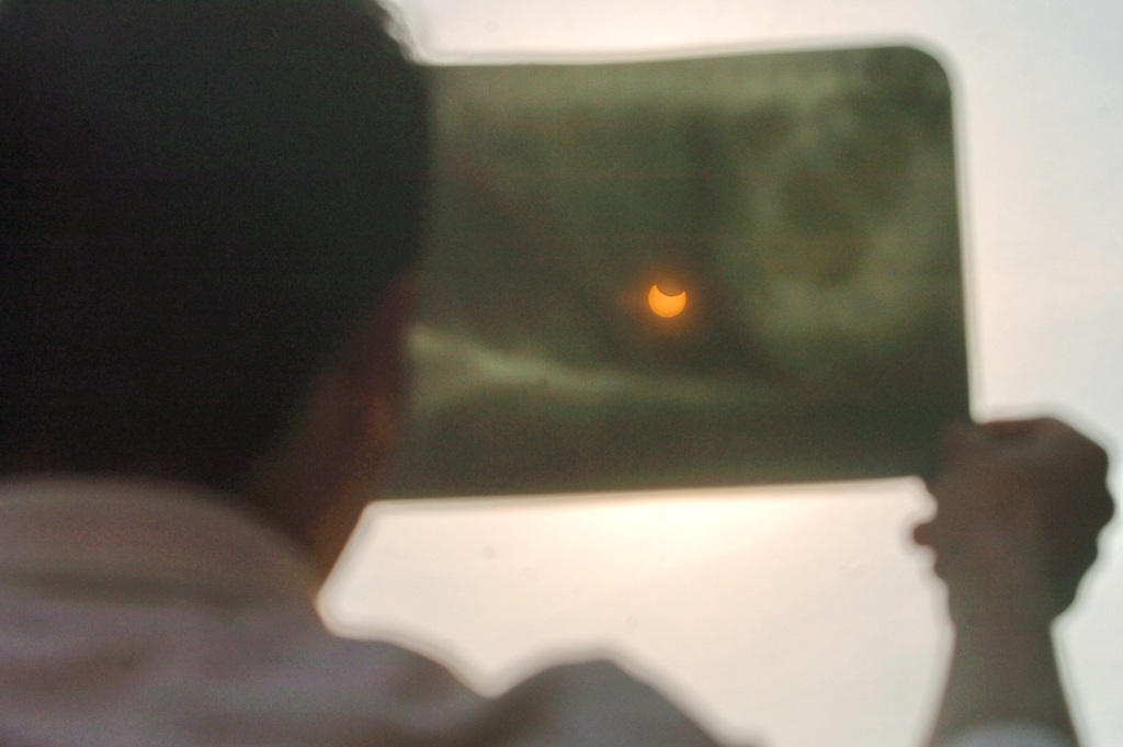 Observatório de Astronomia disponibilizará óculos especiais para ver eclipse nesta quinta